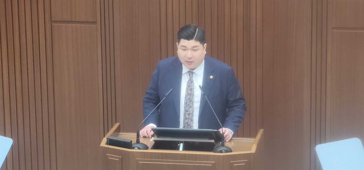 김영현 의원이 제1차 본회의에서 의사진행 발언을 하고 있다.