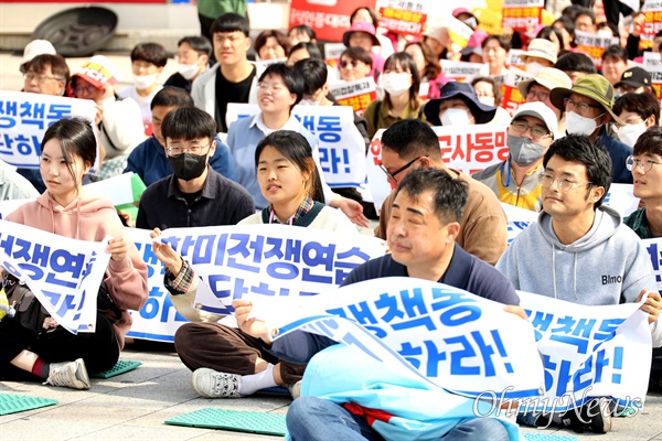 경남평화회의는 11일 오후 창원 정우상가 앞에서 "한미연합전쟁연습 중단. 경남평화행진"을 열었다.