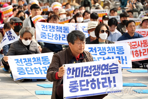 경남평화회의는 11일 오후 창원 정우상가 앞에서 "한미연합전쟁연습 중단. 경남평화행진"을 열었다.