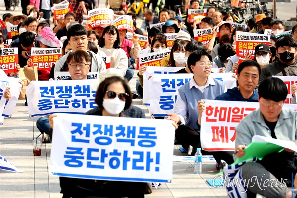 경남평화회의는 11일 오후 창원 정우상가 앞에서 "한미연합전쟁연습 중단. 경남평화행진"을 열었다.