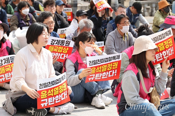 경남평화회의는 11일 오후 창원 정우상가 앞에서 "한미연합전쟁연습 중단. 경남평화행진"을 열었다.
