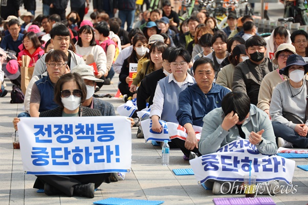 경남평화회의는 11일 오후 창원 정우상가 앞에서 "한미연합전쟁연습 중단. 경남평화행진"을 열었다.