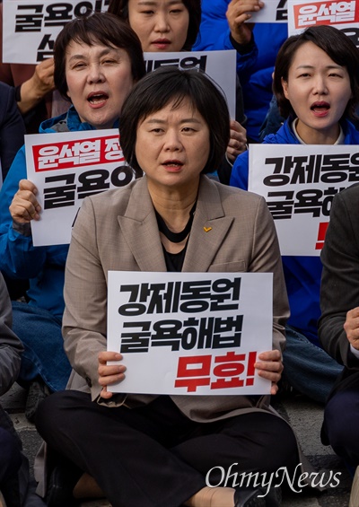 이정미 정의당 대표가 11일 오후 서울광장에서 강제동원 굴욕해법 강행 규탄! 일본의 사죄배상 촉구 2차 범국민대회에 참석하고 있다. 