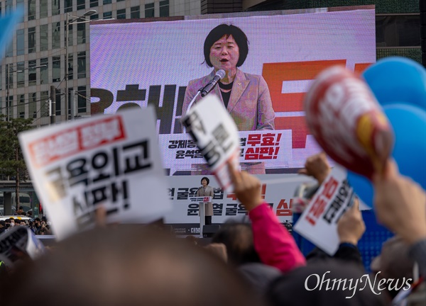 이정미 정의당 대표가 11일 오후 서울광장에서 열린 강제동원 굴욕해법 강행 규탄! 일본의 사죄배상 촉구 2차 범국민대회에서 발언을 하자 참석자들이 무대에서 내려오라며 야유를 보내고 있다. 