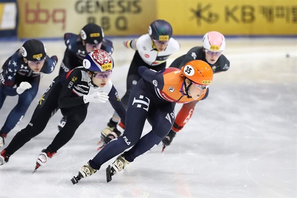  11일 오후 서울 목동 아이스링크서 열린 열린 2023 KB금융 국제빙상경기연맹(ISU) 쇼트트랙 세계선수권대회 여자 1500m 결승서 최민정과 쉬자너 스휠팅(네덜란드)이 자리다툼을 하고 있다.