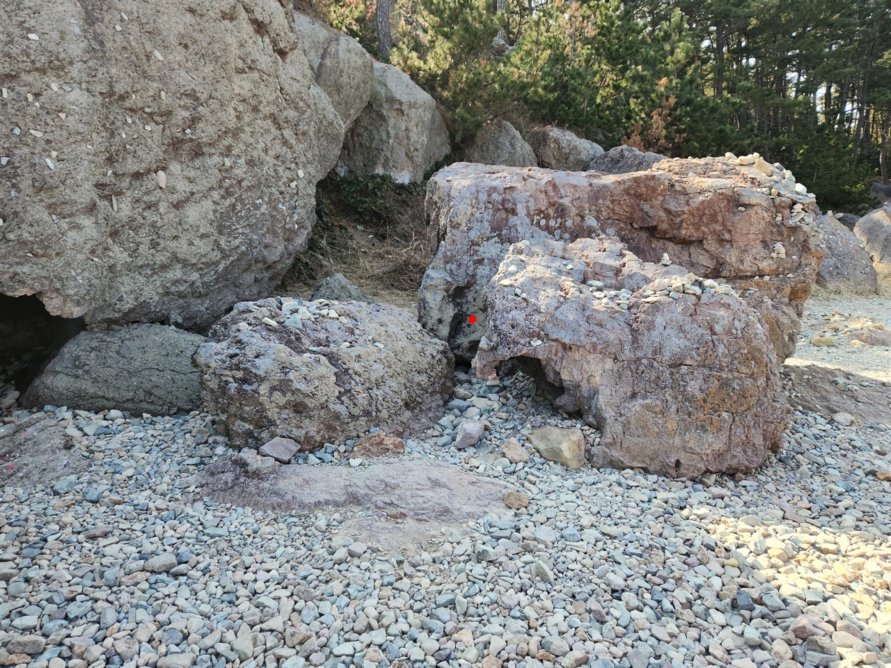 이가리 닻 전망대 동굴 샷 장소, 빨간 점이 있는 바위틈으로 들어가 촬영(2023.3.5)