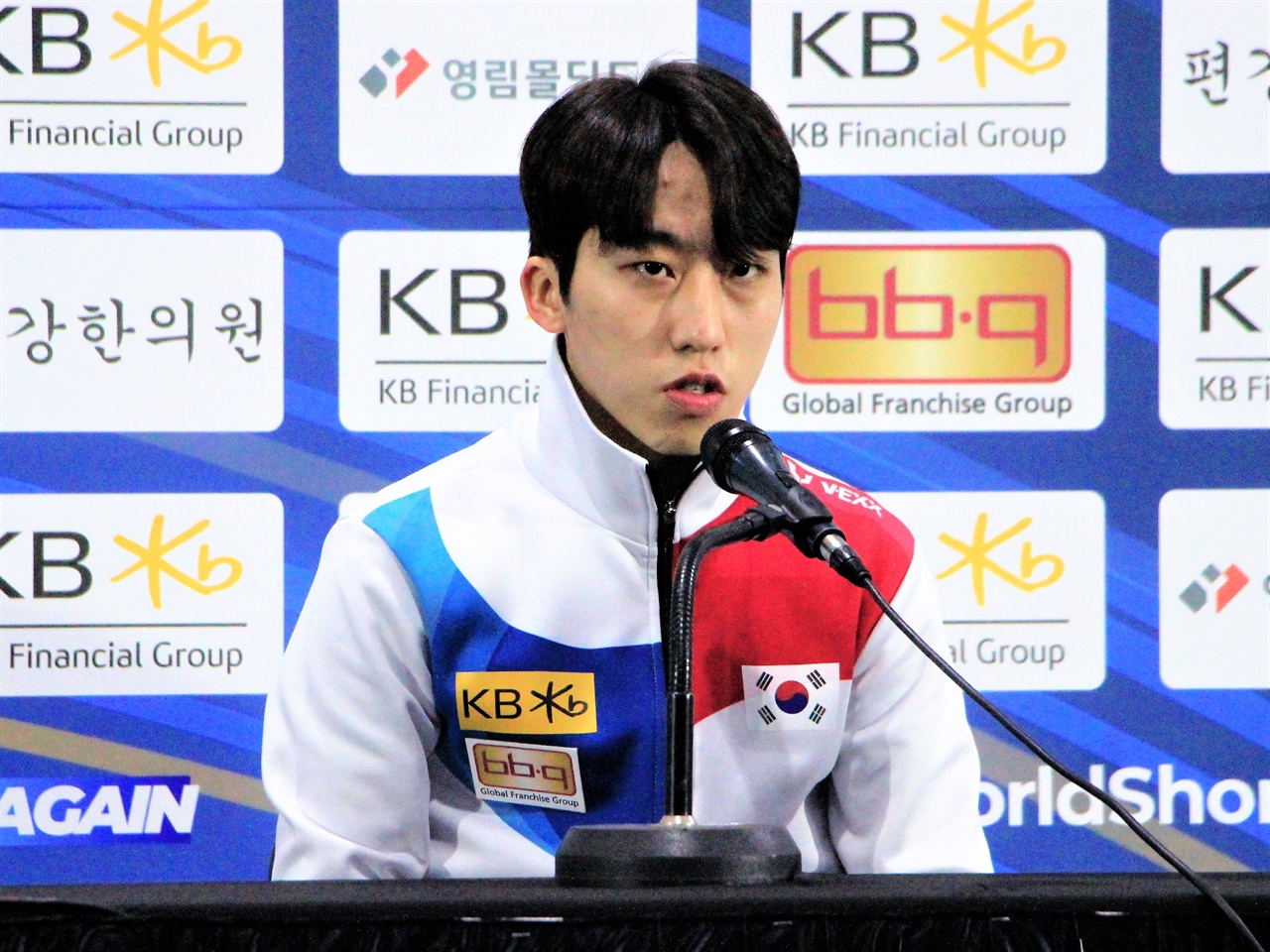  11일 열린 2023 KB금융 쇼트트랙 세계선수권대회 메달리스트 기자회견에 참석한 박지원 선수가 발언하고 있다.