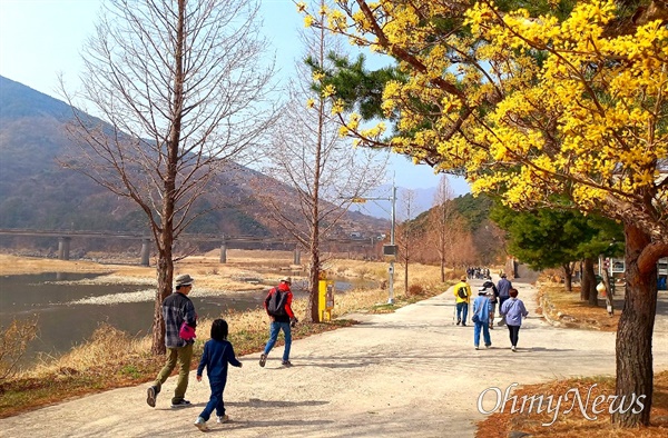 3월 11일 산청에서 열린 ‘김우명달 할매길 걷기와 묘비 제막식’.