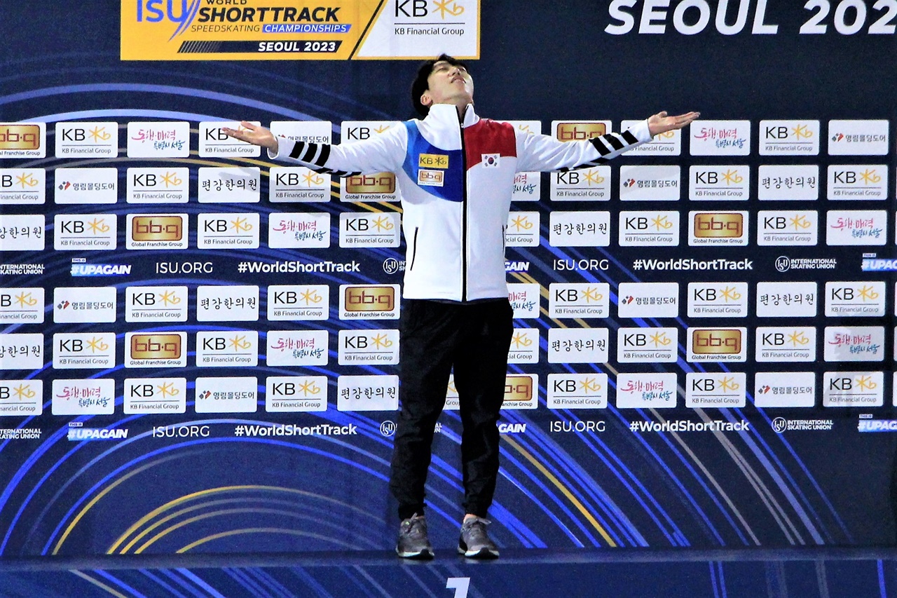 환호를 온 몸으로 느끼며 1일 열린 2023 KB금융 쇼트트랙 세계선수권대회 남자 1500m 시상식에서 금메달을 차지한 박지원이 시상대에 올라서고 있다.