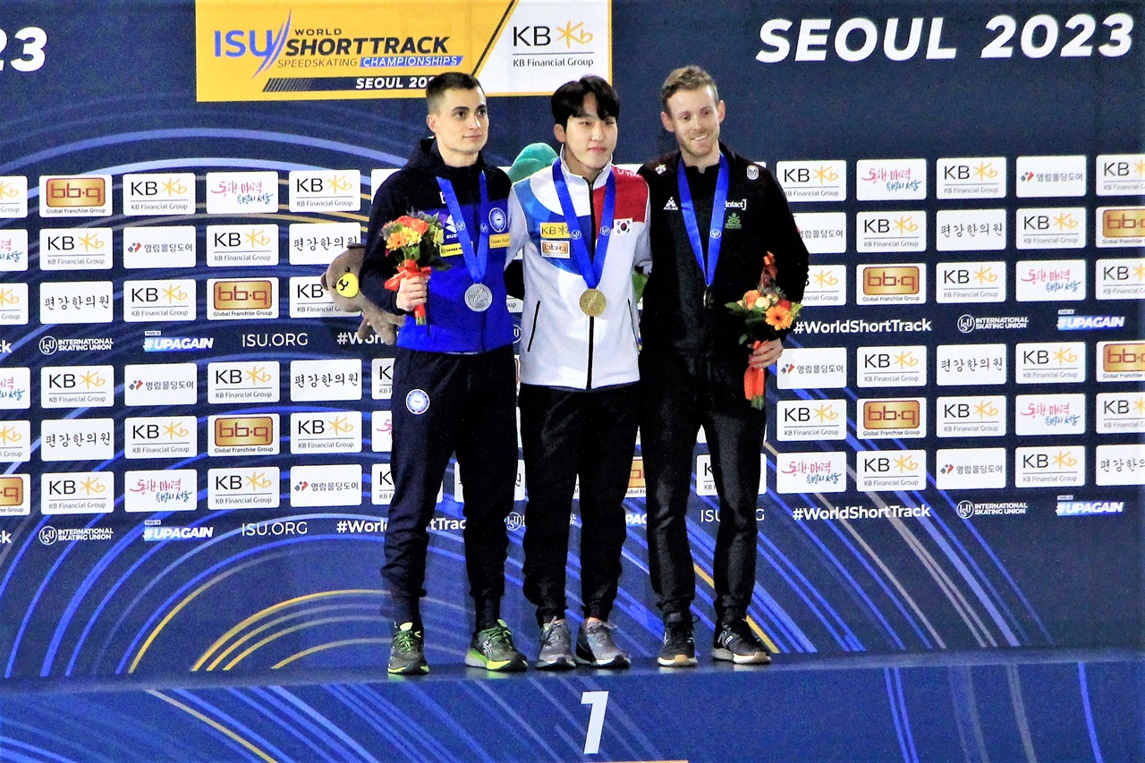  11일 열린 2023 KB금융 쇼트트랙 세계선수권대회 남자 1500m 시상식에서 박지원(가운데)이 이탈리아의 피에트로 시겔(왼쪽), 캐나다의 파스칼 디옹(오른쪽)과 기념촬영하고 있다.