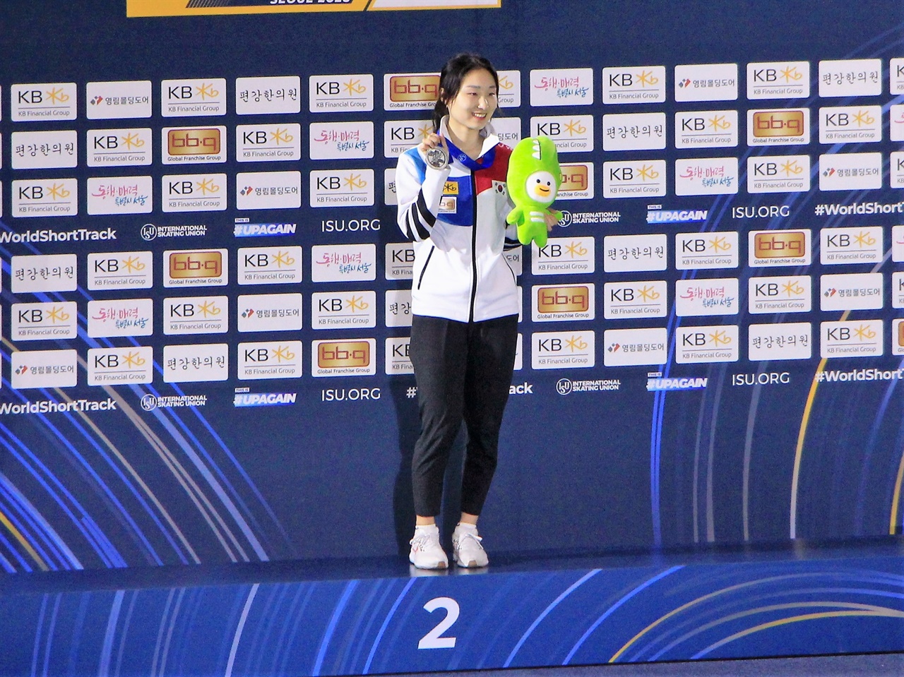  11일 열린 2023 KB금융 쇼트트랙 세계선수권대회 여자부 1500m 시상식에서 최민정 선수가 은메달을 들고 기뻐하고 있다.