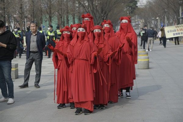 부산 탈핵 집회에 올연히 나타난 붉은 정령. 