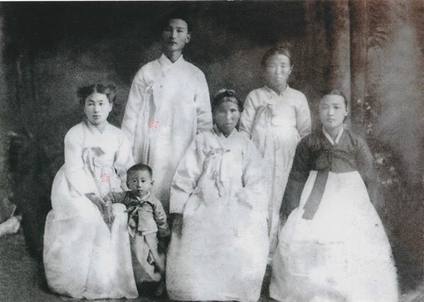 결혼 직후 임옥빈 선생 가족사진(왼쪽 별 표시가 임옥빈, 양마리아 부부)
