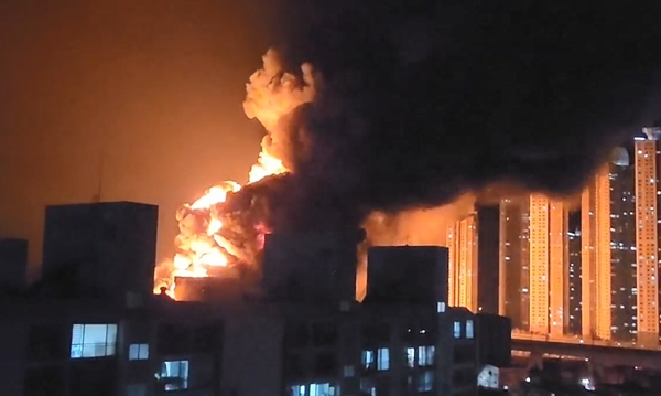 한국타이어 대전공장(대전시 대덕구 목상동)에서 큰 불이 나 5명이 병원으로 이송됐다. 사진은 독자가 제공한 영상을 갈무리한 것이다.