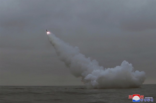 북한은 지난 12일 새벽 전략순항미사일 2기를 발사했다고 13일 밝혔다. 조선중앙통신은 "발사훈련에 동원된 잠수함 '8·24영웅함'이 조선 동해 경포만 수역에서 2기의 전략순항미사일을 발사하였다"고 보도했다. 2023.3.13