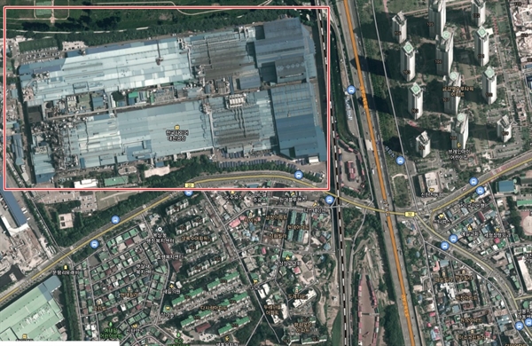 한국타이어 대전공장(붉은 네모안)과 인근 주택가 모습. 경부선 고속도로와 KTX철도가 주변을 지나고 있다. 지도는 카카오맵에서 제공하는 스카이뷰.