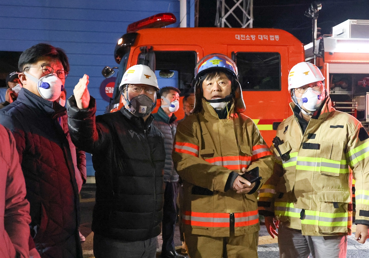 이장우 대전시장이 12일 밤 화재가 발생한 한국타이어 대전공장 화재 진압 현장을 찾아 총력대응을 지시했다.