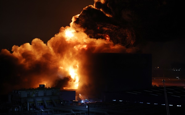 사진은 2023년 3월 12일 오후 대전 대덕구 한국타이어 공장에서 난 화재로 발생한 연기와 화염이 하늘로 치솟고 있는 모습.