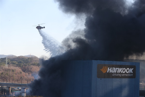 13일 오전 대전 대덕구 목상동 한국타이어 공장 화재를 진압 중인 헬기가 화재 현장 상공에서 물을 뿌리고 있다.