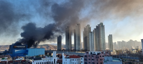 13일 오전 대전 대덕구 목상동 한국타이어 대전공장 화재로 인한 연기가 공중으로 솟아오르고 있다. 