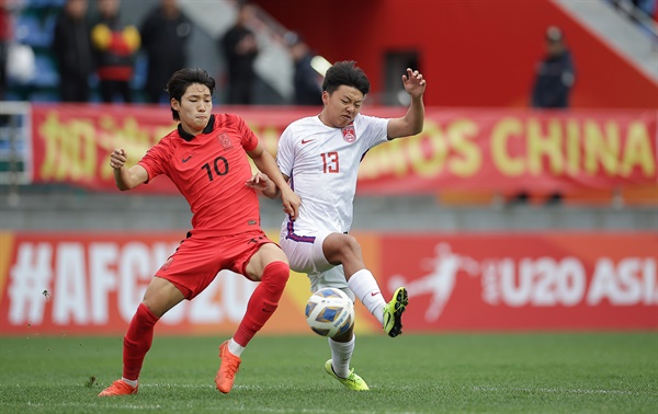  2023년 3월 12일 우즈베키스탄 타슈켄트에서 열린 AFC U20 아시안컵 한국과 중국의 8강전에서 중국의 가오위난(오른쪽)이 한국의 배준호와 맞붙고 있다.