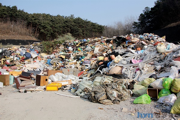 함양군폐기물종합처리장에 놓인 폐기물