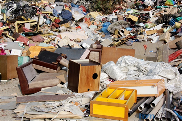 지난 7일 투기된 쓰레기가 함양군폐기물종합처리장 매립지 곳곳에 놓여 있다