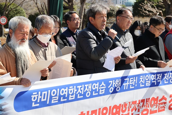  경남지역 시민사회단체는 각계 단체 대표자 206명 명의로, 13일 오전 경남도청 정문 앞에서 기자회견을 열어 "전쟁을 부르는 한미연합 전쟁연습 즉각 중단"을 촉구했다.