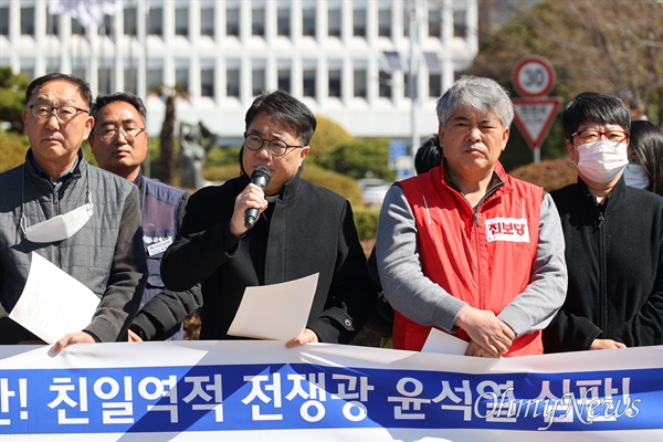  경남지역 시민사회단체는 각계 단체 대표자 206명 명의로, 13일 오전 경남도청 정문 앞에서 기자회견을 열어 "전쟁을 부르는 한미연합 전쟁연습 즉각 중단"을 촉구했다.