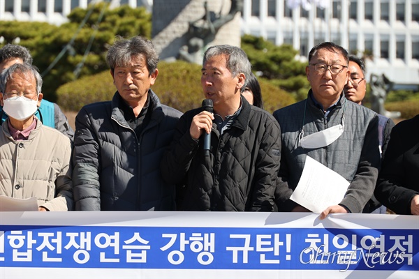  경남지역 시민사회단체는 각계 단체 대표자 206명 명의로, 13일 오전 경남도청 정문 앞에서 기자회견을 열어 "전쟁을 부르는 한미연합 전쟁연습 즉각 중단"을 촉구했다.