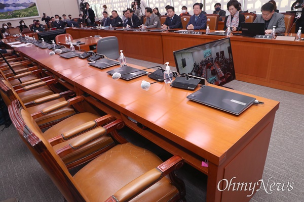 지난 13일 서울 여의도 국회에서 열린 외교통일위원회 전체회의에 국민의힘 의원들이 불참해 자리가 비어있다.