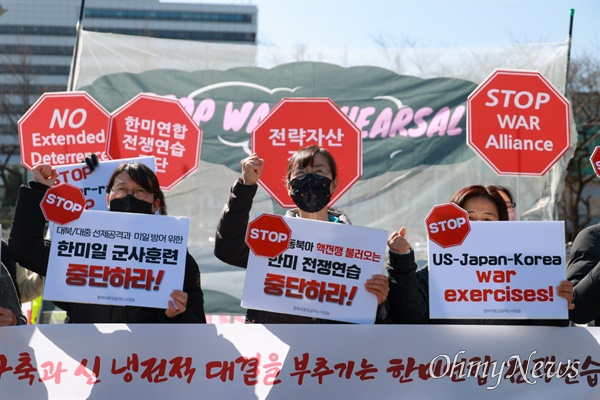  한미연합연습 ‘자유의 방패’ 시작 첫 날인 13일 오전 서울 용산구 대통령실앞에서 평화와통일을여는사람들 회원들이 ’한반도 핵전쟁의 도화선이 될 수 있고, 한국을 미국과 일본을 지켜주는 전초기지로, 한국군을 그 첨병으로 전락시키는 훈련‘이라며 중단할 것을 촉구했다. 