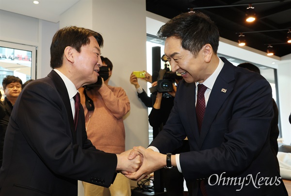 김기현 국민의힘 대표가 13일 오후 서울 여의도 국회 인근 카페에서 안철수 의원과 만나 악수하고 있다. 