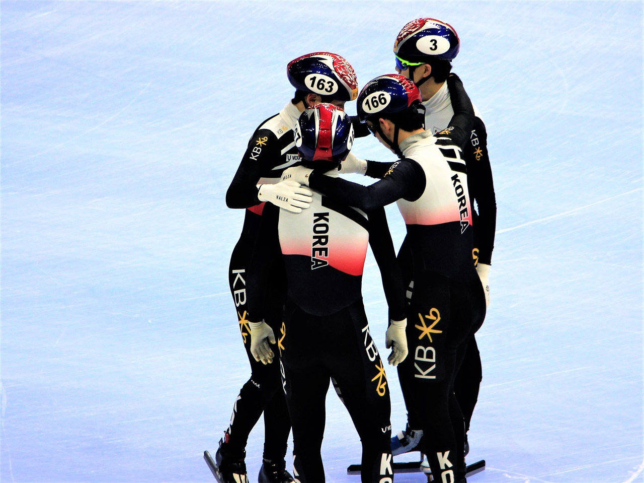  12일 열린 2023 KB금융 쇼트트랙 세계선수권대회 남자 5000m 계주 경기에서 한국 대표팀 선수들이 동메달을 획득한 후 서로에게 포옹을 건네고 있다.