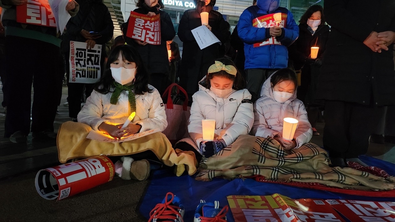 아산시민들이 13일 온양온천역 앞에서 촛불집회를 열고 있다. 