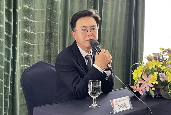 김태흠 충남지사가 13일 최근 논란이 되고 있는 김영환 충북지사의 친일발언 대한 질문에 답변하고 있다.  