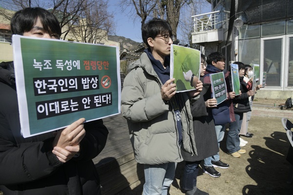 13일 기자회견 참가자들이 "한국인의 밥상 이대로는 안 된다" 등의 문구가 적힌 피켓을 들고 있다. 