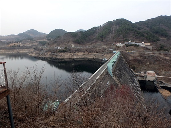 섬진강다목적댐 모습으로 겨울 가뭄으로 인해 만수위에 이르렀던 수위와 차이가 많다 