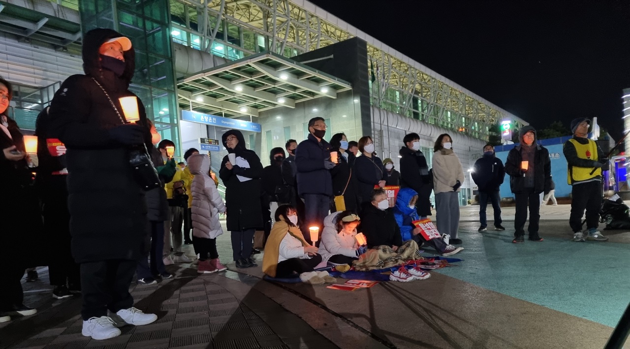 아산시민사회단체협의회는 지난 13일 저녁 7시 온양온천역 광장에서 윤석열 퇴진 촛불집회를 열고 일제강제동원 해법을 규탄했다. 