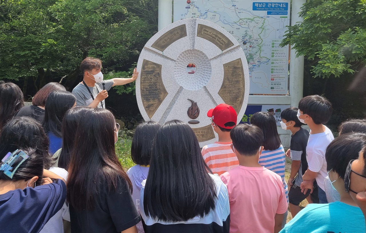 전라남도가 3월부터 도내 5·18사적지에 대한 안내해설 프로그램을 운영한다. 사진은 지난해 5월 해남 대흥사 옛 여관 터에서의 해설 모습이다.