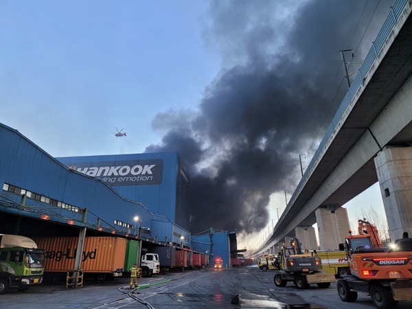 13일 오전 대전 대덕구 한국타이어 공장에서 난 불로 인한 연기가 공중으로 치솟고 있다.