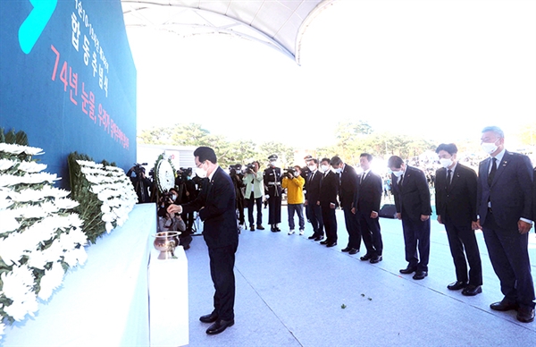 김영록 전남지사가 지난 2022년 10월 19일 광양시 중마동 광양시민공원에서 열린 ‘여순 10·19사건 제74주기 합동추념식’에서 헌화·분향하고 있다.