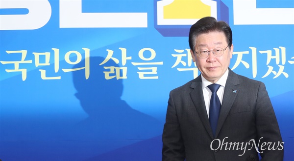 이재명 더불어민주당 대표가 15일 서울 여의도 국회에서 열린 최고위원회의에 참석하고 있다.
