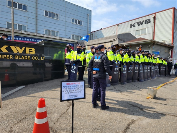 15일 오전 한국와이퍼 공장 앞 모습. 경찰력 지원에 사측이 공장을 접수했다.