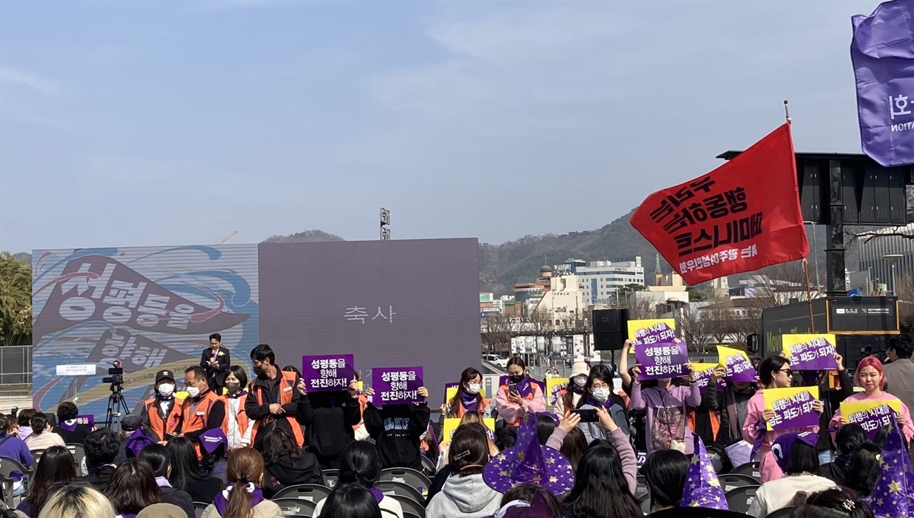 지난 8일 열린 3.8 세계여성의날 기념 광주·전남 여성대회 참석자들이 강기정 시장에 대한 항의 표시로 뒤돌아서 있다.