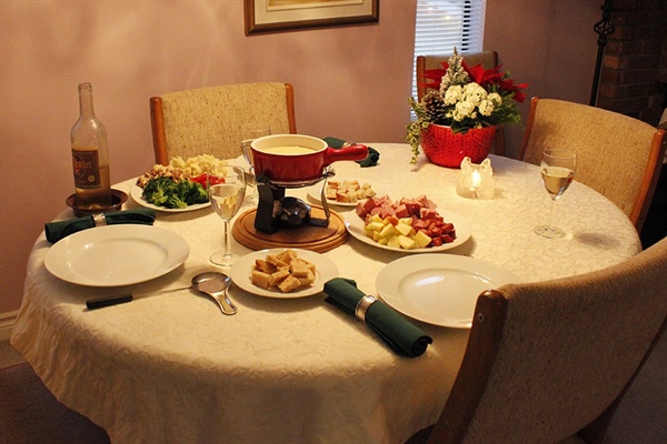 지난 크리스마스때 집에서 차려 먹은 퐁듀. 여러가지 음식을 자기 접시에 덜은 후, 녹인 치즈에 하나씩 찍어 먹는다.