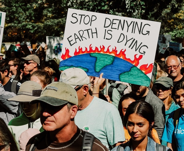시민들이 기후위기에 대응을 요구하는 시위를 하고 있다.