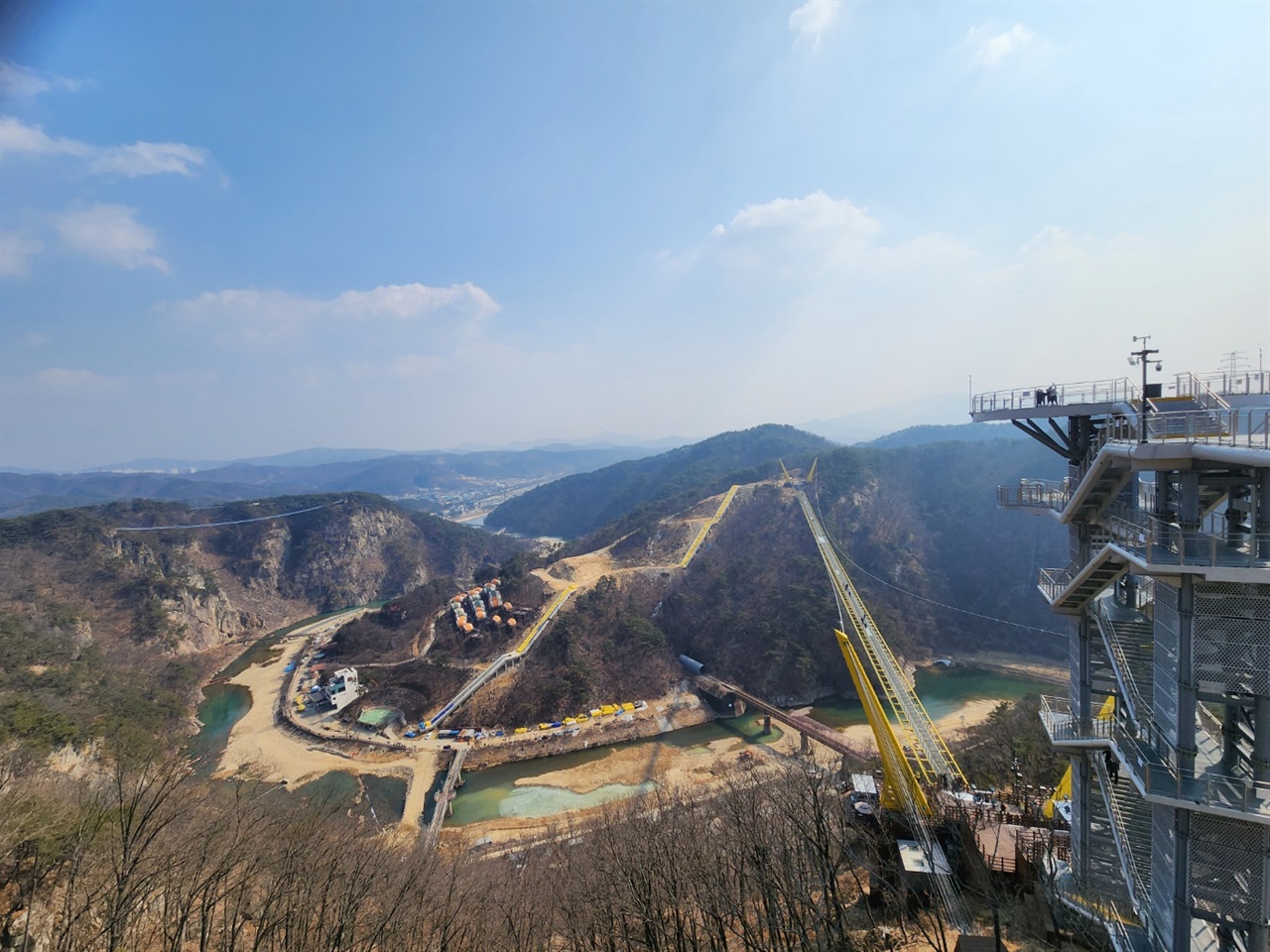 스카이타워에서는 울렁다리와 간현일대가 훤하게 내려다보인다. 하지만 에스컬레이터 공사로 인해 파괴된 산이 흉물스럽게 보인다.