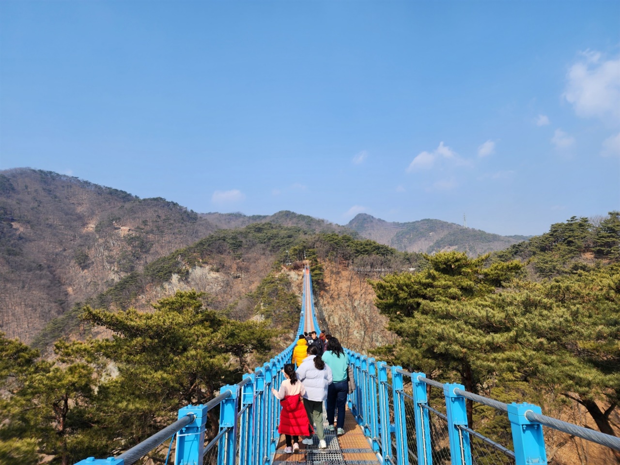 원주 소금산 그랜드밸리 출렁다리는 많은 사람이 방문하는 명소다. 국내 최장의 출렁다리로 유명하다.