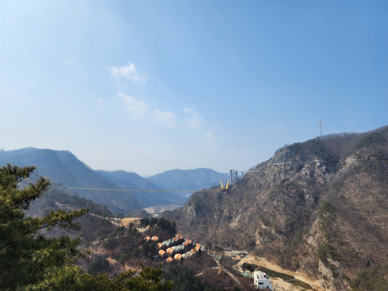 출렁다리에서는 저 멀리 잔도와 울렁다리가 보인다. 원주시는 이곳을 소금산그랜드밸리라 명칭을 바꾸며 수많은 관광시설을 추가하고 있다.